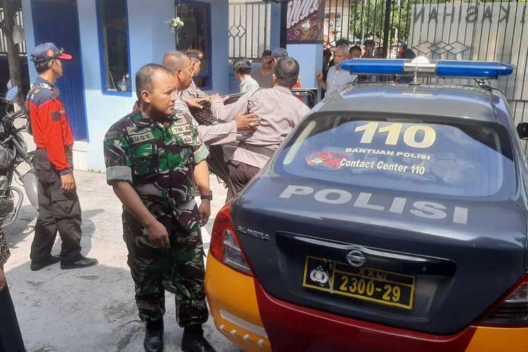 Polisi saat mengamankan SMPN 1 Kasihan Bantul saat diserang kelompok tak dikenal, Kamis (30/5/2024)