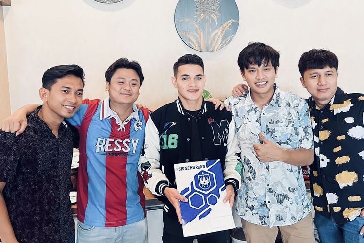 Agen pemain Aggy Eka Ressy (dua dari kanan) bersama pemainnya Gali Frietas (tengah) usai menanda tangani kontrak kerjasama dengan PSIS Semarang musim ini.