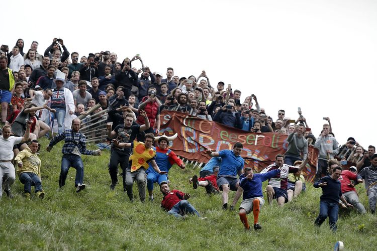 Kompetesi Cheese Rolling Race di dekat desa Brockworth, Gloucester, di Inggris barat (20//5/2016).