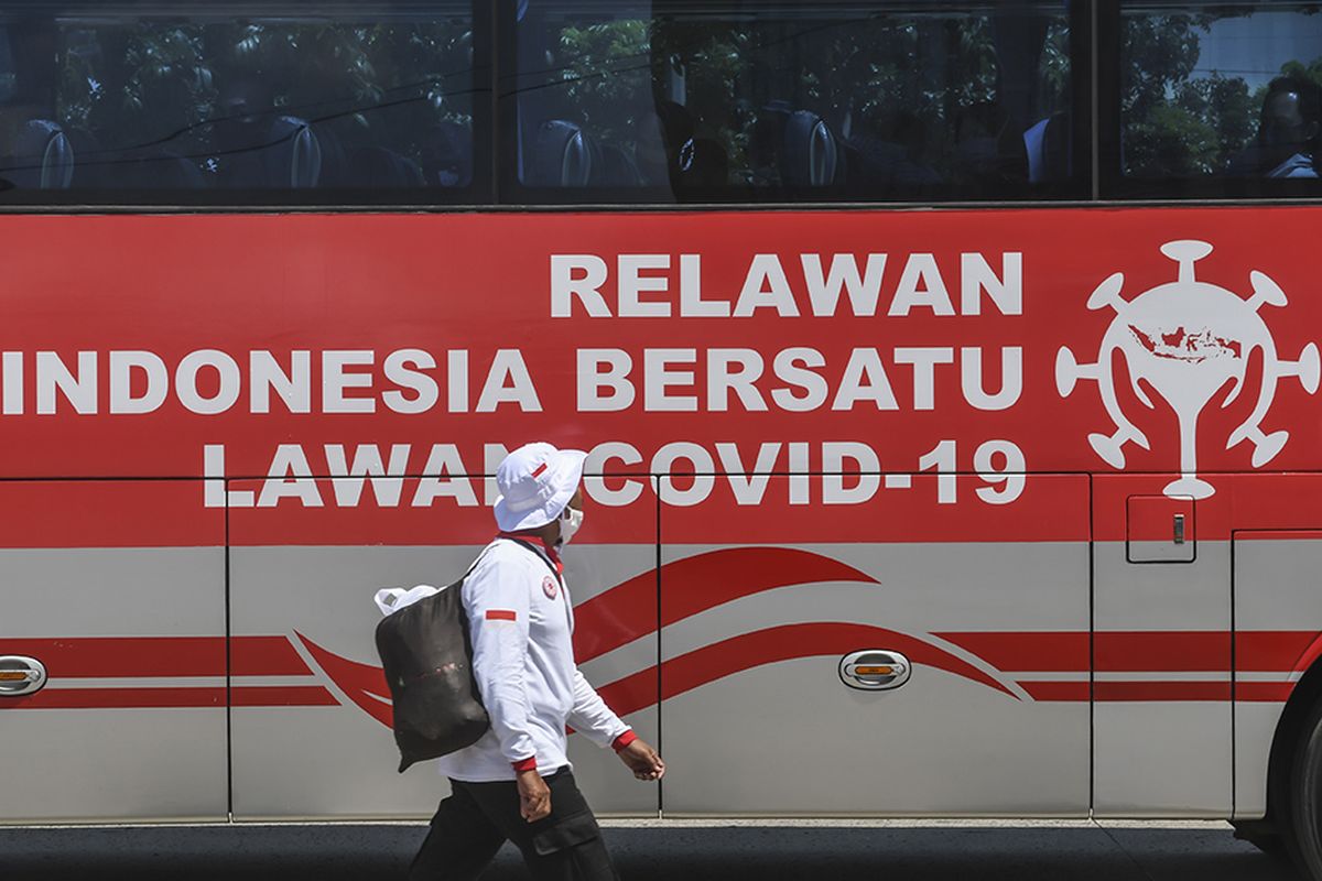 Relawan Indonesia Bersatu Lawan COVID-19 bersiap menghadiri acara Siaga Pencanangan Gerakan Nasional Indonesia Bersatu Lawan COVID-19 di Lapangan Wisma Atlet, Jakarta, Rabu (22/4/2020). Dalam acara tersebut juga diadakan tes cepat massal COVID-19, sosialisasi dan edukasi, gerakan dekontaminasi, dan dukungan program jaring pengaman sosial.