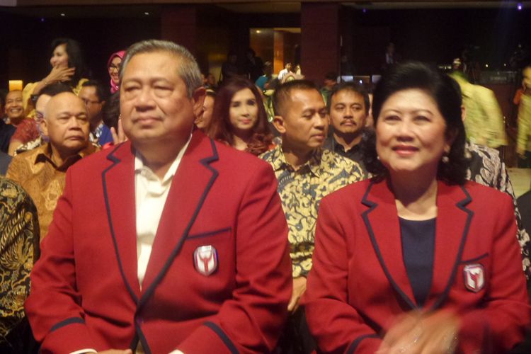 Ketua Umum Partai Demokrat, Susilo Bambang Yudhoyono (SBY) bersama istri, Ani Yudhoyono dalam acara launching The Yudhoyono Institute di Djakarta Theater, Jakarta Pusat, Kamis (10/7/2017).