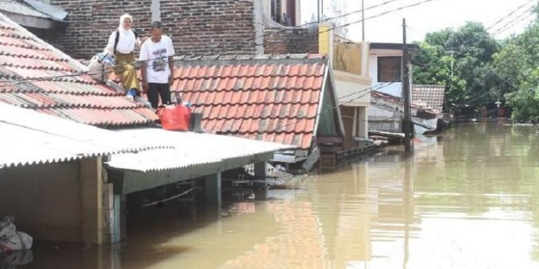 
Banjir itu di antaranya terjadi di Perumahan Total Persada, Gembor, Kecamatan Periuk, Kota Tangerang. Picu kemacetan dan kelumpuhan arus lalu lintas.