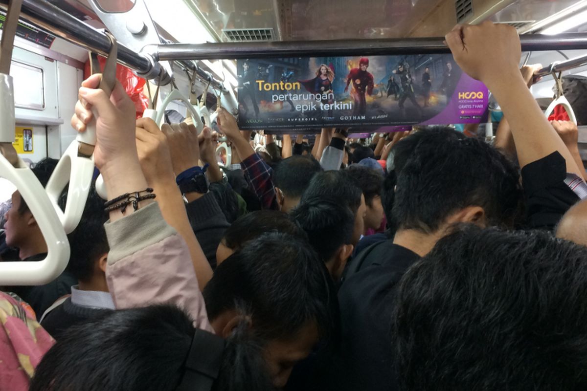 Suasana di krl lintas Stasiun Tangerang - Stasiun Duri, Jakarta, Senin (3/4/2017).