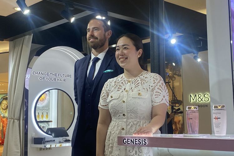 Ivonne Vania dan Freddie Banks dalam acara launching the First Kerastase Kiosk di Senayan City, Jakarta Pusat, Senin (28/4/2025).
