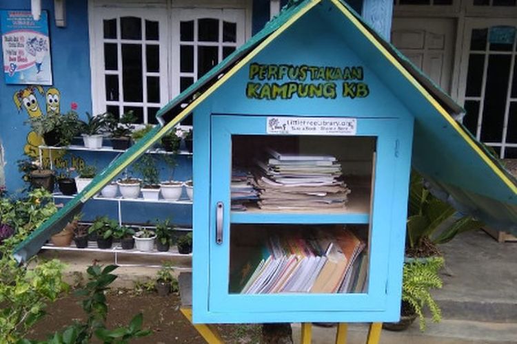 Little Free Library di Desa Jolontoro, Wonosobo berdiri sejak September 2020 di depan sebuah rumah warga dengan cat senada.