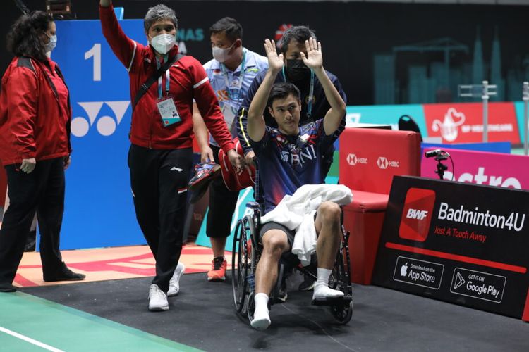 Vito mengalami cedera saat berhadapan dengan unggulan kedua asal Jepang, Kento Momota, dalam laga perempat final Malaysia Open 2022 di Axiata Arena, Jumat (1/7/2022).