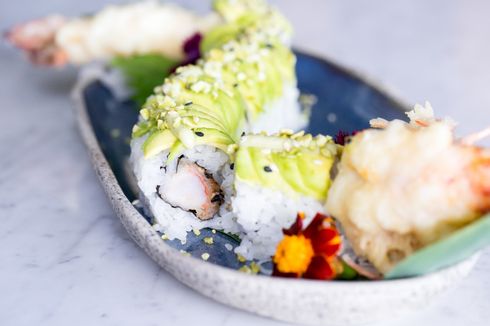 Tips Bikin Sushi Dragon Roll, Ganti Udang dengan Ayam