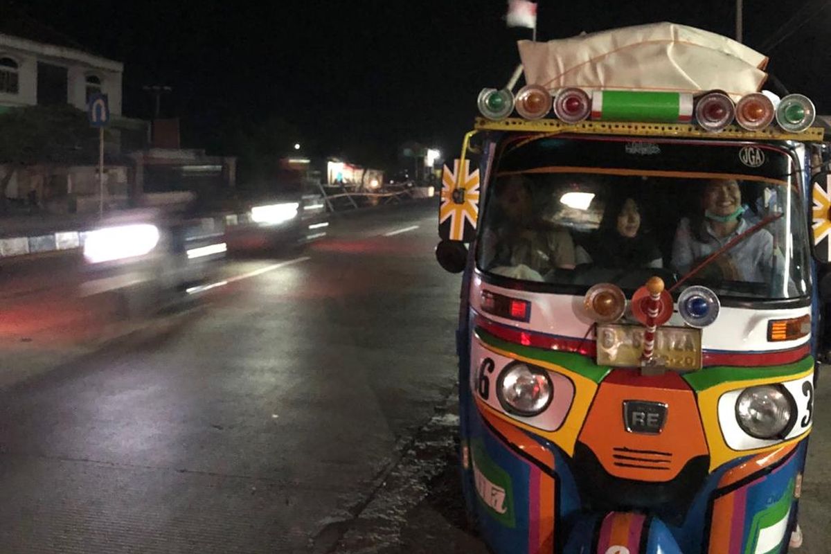 Jalan nasional Trans-Jawa non tol di pantai utara atau pantura terpantau ramai lancar pada H-4 Lebaran atau Sabtu (1/6/2019) malam. Tampak satu keluarga dari Kemayoran, Jakarta Pusat, menumpang bajaj sebagai kendaraan mudik menuju Brebes, tengah beristirahat di jalur Patrol.