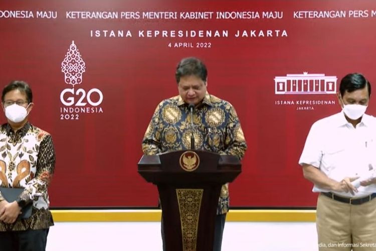 Menteri Koordinator Bidang Perekonomian, Airlangga Hartarto dalam konferensi pers Update Penanganan Pandemi Covid-19, di Istana Kepresidenan Jakarta, Senin (4/4/2022).