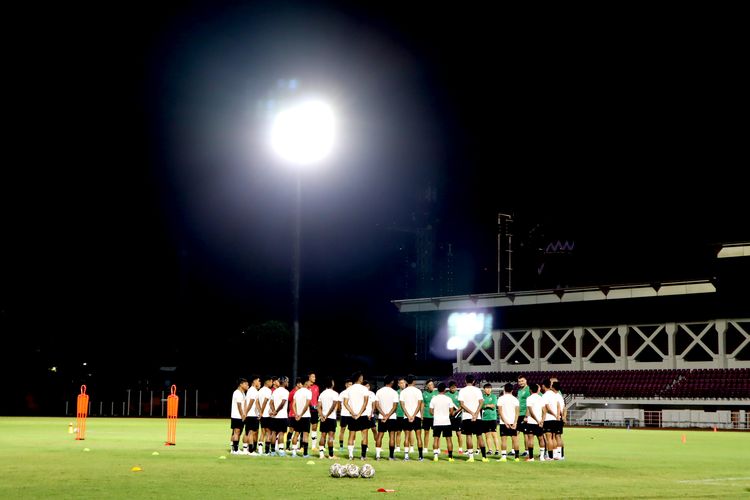 Jelang laga Kualifikasi Piala Asia U20 2023 pemain Timnas Indonesia latihan terakhir di Lapangan Thor Surabaya, Selasa (13/9/2022) malam.