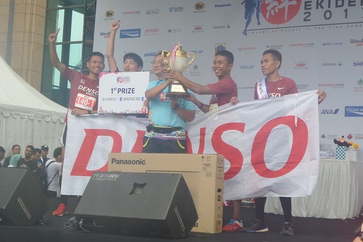 Tim Denso Cheetah berhasil memenangi lomba lari estafet Jakarta Kizuna Ekiden 2017 yang diselenggarakan di kawasan Plaza Senayan, Jakarta, Minggu (14/5/2017).