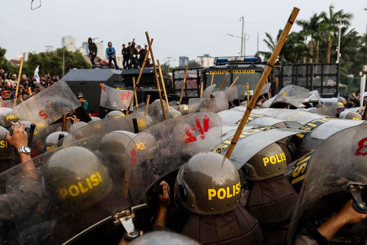 Polisi berjaga di Depan Gedung DPR/MPR, Jalan Gatot Subroto, Senayan, Jakarta Pusat, Selasa (24/9/2019).