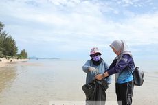 Saat Emak-emak Bersihkan Sampah di Pantai Pukan, Bangka Belitung