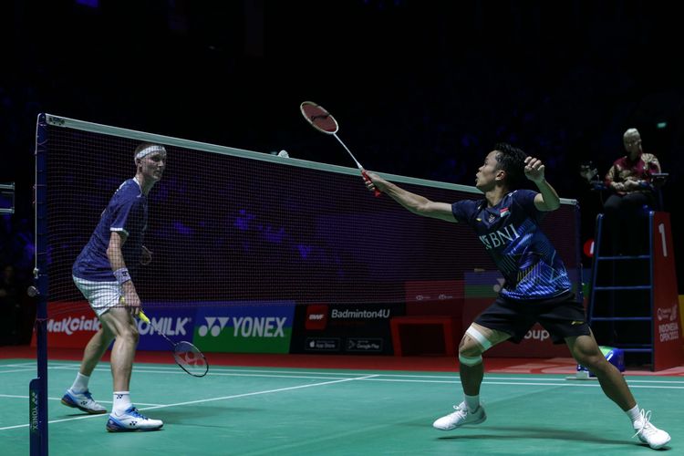 Pebulu tangkis tunggal putra Indonesia Anthony Ginting bertanding melawan tunggal putra Denmark Viktor Axelsen dalam babak final Indonesia Open 2023 di Istora Senayan, Jakarta, Minggu (18/6/2023). Anthony Ginting kalah dengan skor 14-21 dan 13-21. Terkini, Axelsen frustrasi dengan keputusan wasit yang memberikan poin kepada Ginting pada perempat final All England 2024. 