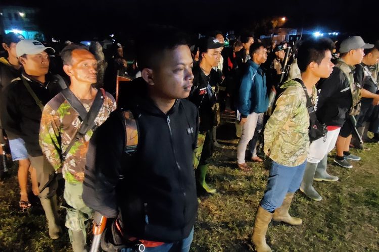 Ratusan pemburu dikerahkan memberantas tikus di sejumlah bulak sawah pada kalurahan (desa) Banjararum, Kapanewon Kalibawang, Kabupaten Kulon Progo, Daerah Istimewa Yogyakarta.