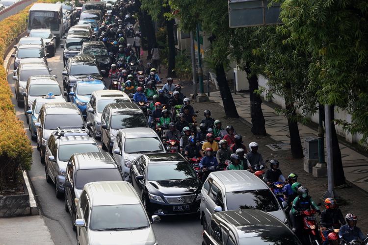 Sejumlah kendaraan terjebak kemacetan di jalan HR Rasuna Said, Kuningan, Jakarta Selatan, Selasa (25/7/2017). Direktorat Lalu Lintas Polda Metro Jaya memberlakukan rekayasa lalu lintas untuk mempercepat pengerjaan proyek pembangunan underpass Mampang-Kuningan.