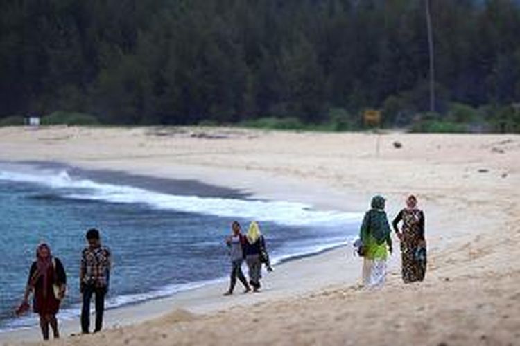 Menikmati Pasir Pantai Lampuuk di Aceh.