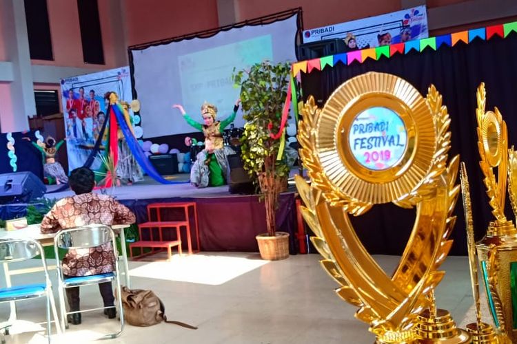 Festival Seni dan Budaya yang digelar Pribadi Bilingual School Bandung mengangkat tema Bersatu Menjadi Pribadi yang Berprestasi (22-23/11/2019) melibatkan lebih dari 460 lebih siswa dari 150 sekolah di Bandung Raya untuk saling berkompetisi sekaligus berkolaborasi dalam beragam lomba. 