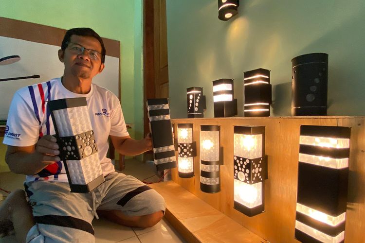 Nurul Huda, mantan TKI asal Desa Bacem, Kecamatan Kebonsari, Kabupaten Madiun, Jawa Timur menunjukkan aneka lampu hias berbahan paralon buatannya. 