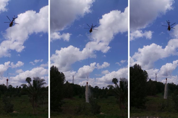 Helikopter Superpuma APP Sinarmas dalam simulasi penanggulangan kebakaran di Sungai Tapah, Kabupaten Tanjung Jabung Barat, Jambi, Kamis (3/5/2018.