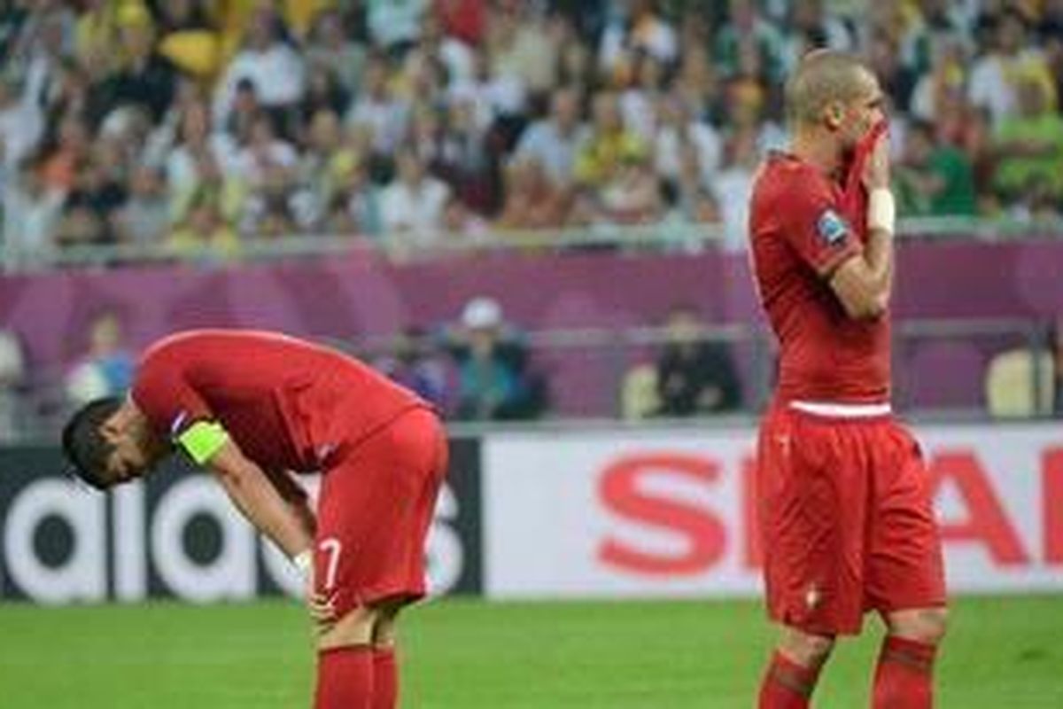 Gelandang Portugal, Cristiano Ronaldo (kanan)bersama rekannya, Pepe (kiri) usai menelan kekalahan dari Jerman dalam laga perdana Grup B Piala Eropa 2012 di Stadion Arena Lviv, Ukraina, Sabtu atau Minggu (10/6/2012) dini hari WIB. 