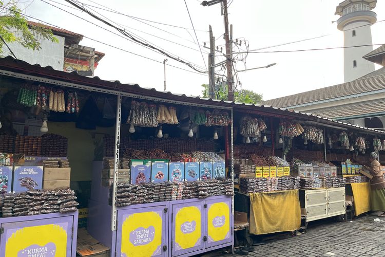 Beberapa lapak pedagang yang menjual kurma di Kawasan Religi Sunan Ampel, Surabaya, Senin (9/3/2026).