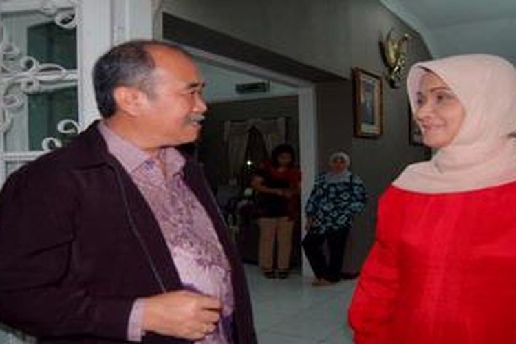 Rustriningsih (baju merah) menemui para pendukung dan simpatisan yang datang memberikan dukungannya kepadanya, Selasa (5/3/2013) malam. Rustriningsih tidak mendapat rekomendasi dari PDI-P dan batal maju dalam Pilgub Jateng. 
