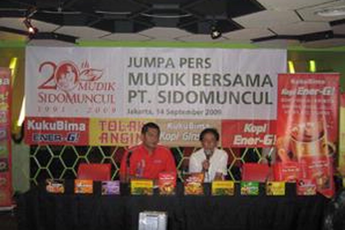 Irwan Hidayat (kanan), Dirut Sido Muncul memberikan keterangan soal mudik gartis