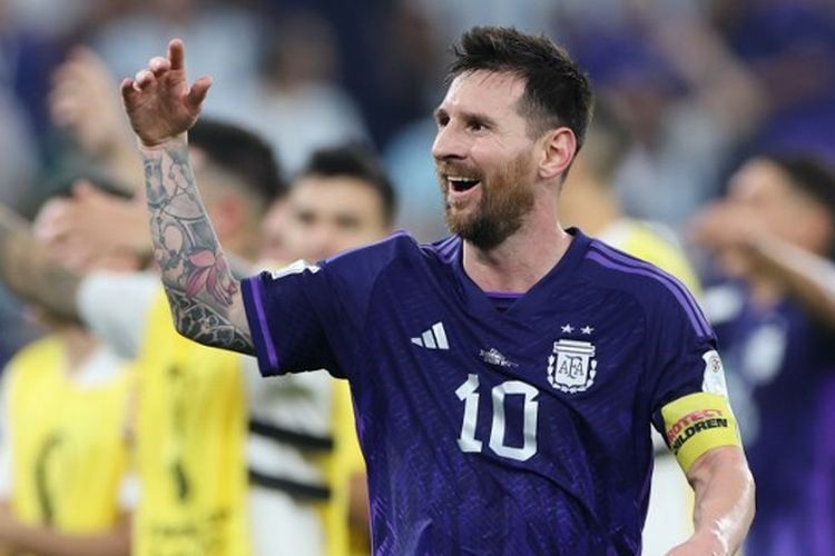 Megabintang timnas Argentina Lionel Messi saat merayakan kemenangan timnya dalam laga terakhir fase grup Piala Dunia 2022 kontra Polandia di Stadion 974, Doha, Qatar, Kamis (1/12/2022) dini hari WIB. Artikel ini berisi top skor piala dunia 2022.