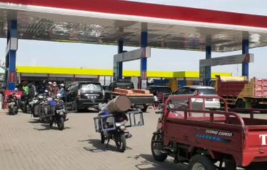 ANTRI--Warga mengantri membeli solar subsidi di SPBU Sangen, Desa Geger, Kecamatan Geger, Kabupaten Madiun, Jawa Timur, Selasa (19/10/2021).&nbsp;