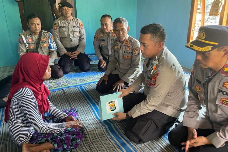 Pemberian santunan kepada keluarga korban penembakan polisi di Way Kanan, Rabu (1/2/2023).