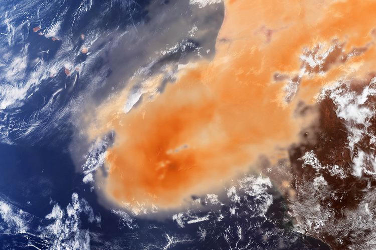 Tampilan gabungan foto satelit Sentinel-5P dan Sentinel-3 untuk menunjukkan konsentrasi aerosol dalam gumpalan debu: warna jingga yang lebih gelap menunjukkan konsentrasi aerosol yang lebih padat. Sentinel-5P membawa instrumen Tropomi canggih yang memetakan banyak gas jejak dan dapat mengukur indeks aerosol, yang merupakan indikator keberadaan dan intensitas aerosol seperti debu.