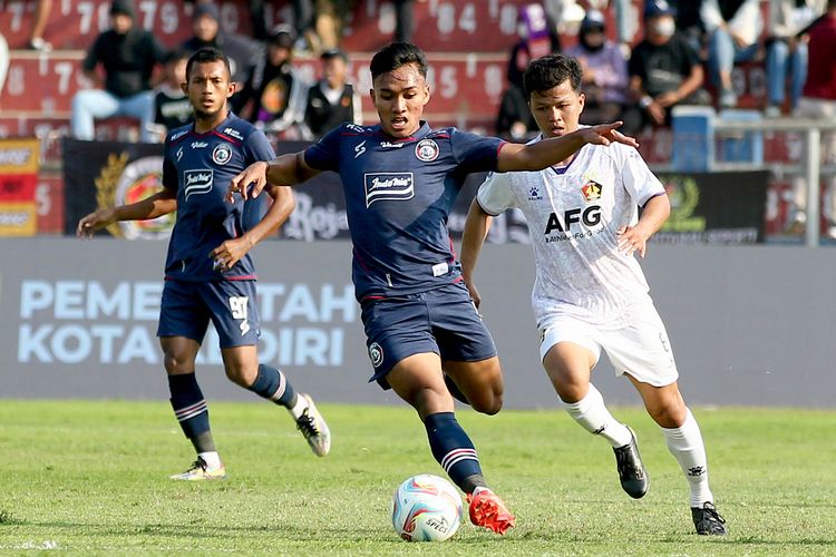 Pemain Arema FC Arkhan Fikri berhasil melewati pemain Persik Kediri Krisna Bayu Otto saat pertandingan pekan ke-3 Liga 1 2023-2024 yang berakhir dengan skor 5-2 di Stadion Brawijaya Kediri, Sabtu (15/7/2023) sore WIB.
