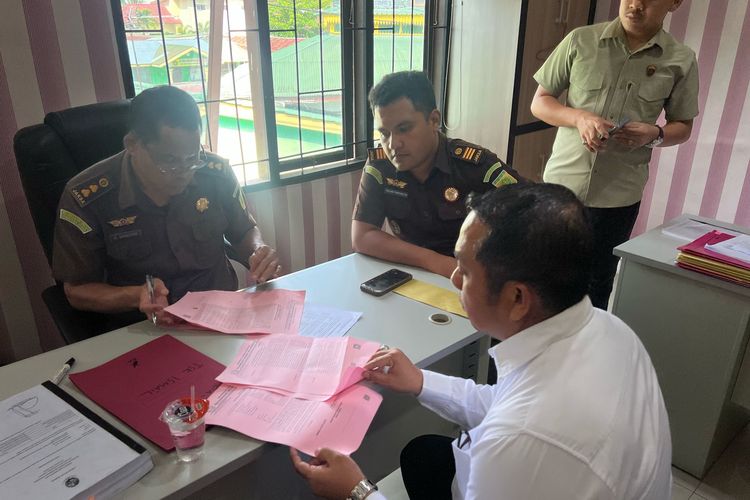Kejaksaan Negeri Deli Serdang saat melakukan proses penahanan Kadis Disbubporapar, Deli Serdang Ismail, Selasa (20/5/2025)   