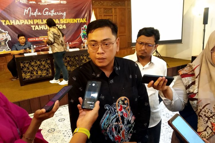 Ketua KPU Kota Blitar Rangga Bisma Aditya memberikan keterangan kepada wartawan, Senin (25/11/2024)