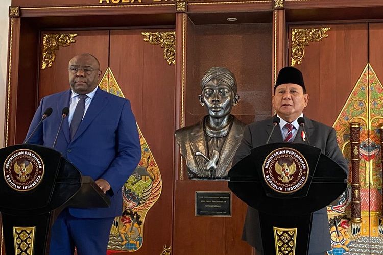 Menteri Pertahanan RI Prabowo Subianto dan Wakil Perdana Menteri sekaligus Menteri Pertahanan Republik Demokratik Kongo Jean Pierre Bemba Gombo saat bertemu di Kantor Kementerian Pertahanan, Jakarta, Kamis (11/5/2023).