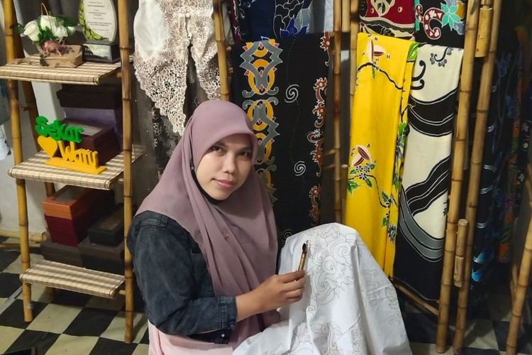 Vivin Rofiqoh, perempuan asal Desa Tegalwaru Kecamatan Mayang Kabupaten Jember yang merintis usaha batik sejak tahun 2016