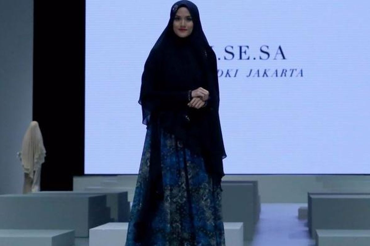 Koleksi busana label Si.Se.Sa dengan paduan motif batik Kudus dalam Indonesia Fashion Week 2017 di Jakarta, Kamis (2/2/2017)