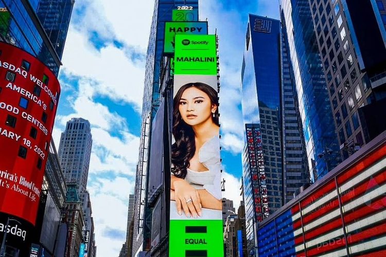 Wajah penyanyi Mahalini muncul di Times Square, New York.