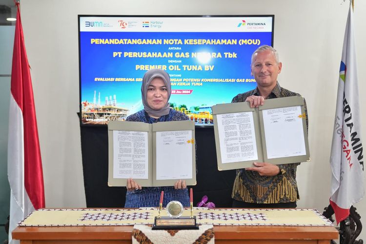 Direktur Strategi dan Pengembangan Bisnis PGN Rosa Permata Sari dan President Director Premier Oil Tuna Steve Cox menunjukkan Momerandum of Understanding (MOU) PGN dan Premier Oil Tuna yang sudah ditandatangani keduanya di Jakarta, Selasa (23/7/2024).