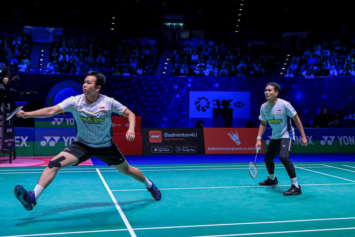 Mohammad Ahsan/Hendra Setiawan saat bertanding melawan Fajar Alfian/Muhammad Rian Ardianto pada final All England 2023 di Lapangan 1 Utilita Arena Birmingham, Birmingham, Inggris, Minggu (19/3/2023) malam WIB. Ahsan/Hendra harus mengakui kekalahan dari Fajar/Rian dengan skor 17-21, 14-21. Terkini, Ahsan/Hendra tampil di Singapore Open 2023.
