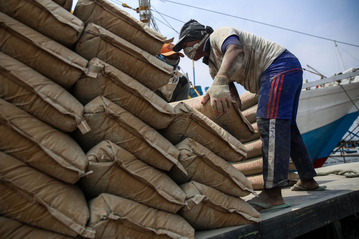 Simak manfaat perdagangan internasional atau manfaat perdagangan luar negeri. Pekerja melakukan aktivitas bongkar muat semen di Pelabuhan Sunda Kelapa, Jakarta Utara, Satu (24/11/2018).