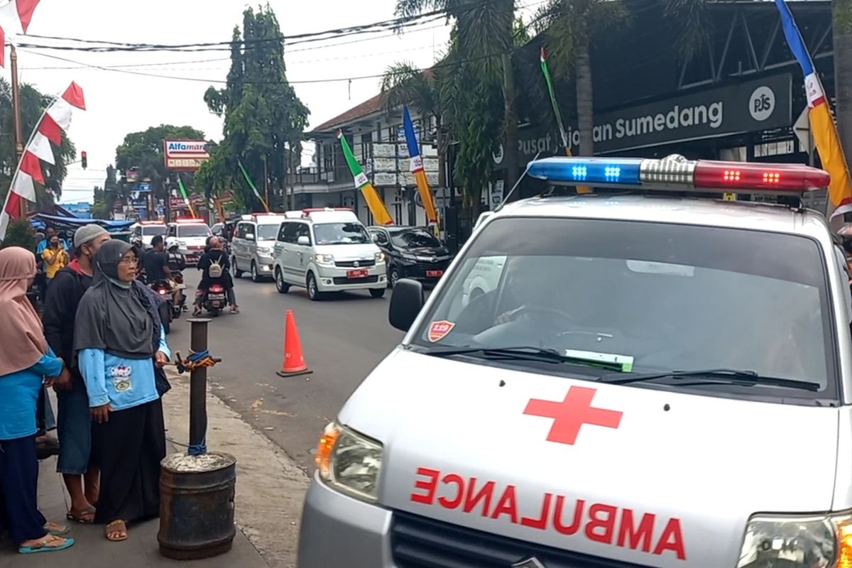 Rombongan ambulans korban bus maut Tasikmalaya tiba di IGD RSUD Sumedang, Sabtu (25/6/2022). AAM AMINULLAH/KOMPAS.com