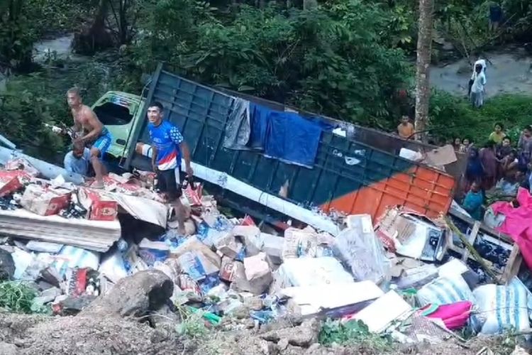 Diduga kelebihan muatan, sebuah mobil truk yang mengangkut bahan campuran jatuh kedalam jurang sedalam 10 meter di jalan tanjakan hutan lambusango, Kecamatan Kapuntori, Kabupaten Buton, Sulawesi Tenggara, Minggu (9/6/2024).