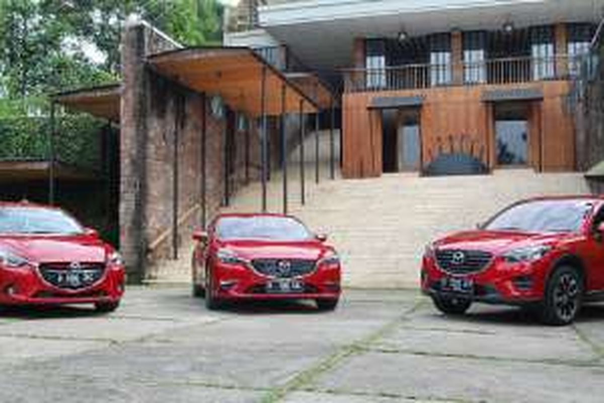 Tiga model Mazda dengan mesin SkyActiv-G, hatchback 2 (kiri), sedan 6, dan SUV CX-5.