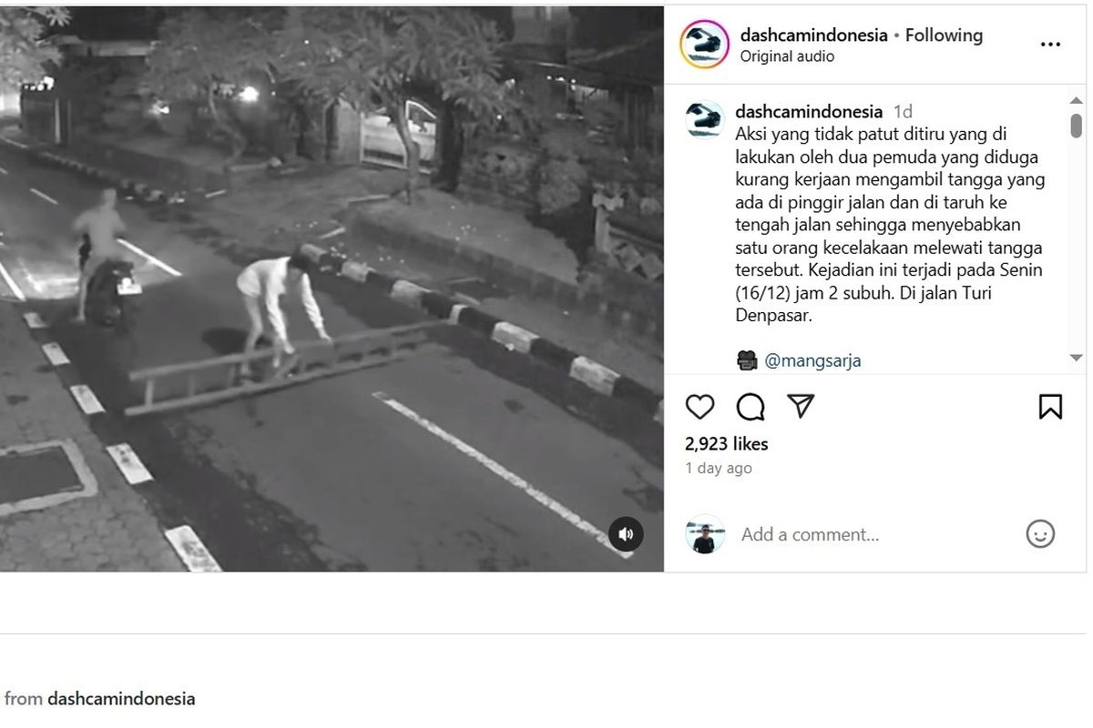 Sebuah video viral memperlihatkan dua orang pemuda yang menaruh tangga di jalan dan menyebabkan kecelakaan pengendara motor.