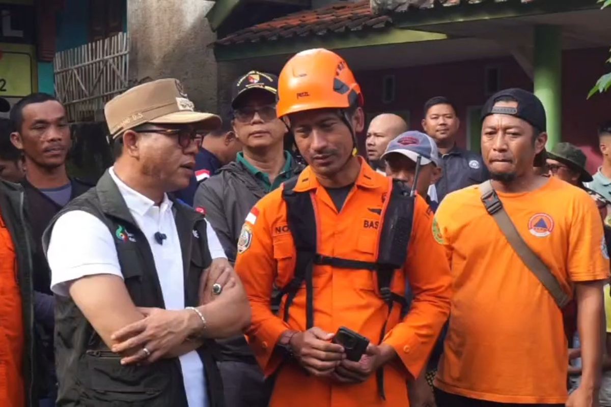 Bupati Bandung Dadang Supriatna saat di wawancarai di lokasi longsor di Kampung Condong, Desa Wargaluyu, Kecamatan Arjasari, Kabupaten Bandung, Jawa Barat, Sabtu (6/12/2025)
