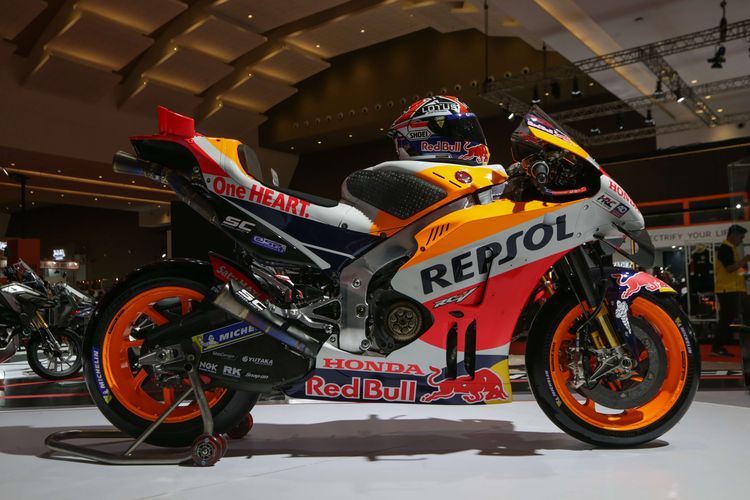 Motor balap RC213V yang dipakai oleh pebalap Repsol Honda Marc Marquez dipajang di ajang Indonesia International Motor Show (IIMS) 2023 di JIExpo, Kemayoran, Jakarta Pusat, Minggu (19/2/2023). Motor ini mengusung mesin berkapasitas 1.000 cc dan memiliki konfigurasi V4, 4 katup per silinder DOHC, dan berpendingin cairan.