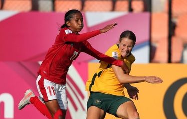 Courtney Nevin (kanan)  berduel dengan Baiq Amiatun Shalihah (kiri) pada laga perdana Grup B Piala Asia Wanita 2022 atau AFC Women's Asian Cup 2022 yang mempertemukan timnas putri Indonesia vs Australia di Mumbai Football Arena, India, pada Jumat (21/1/2022) sore WIB.