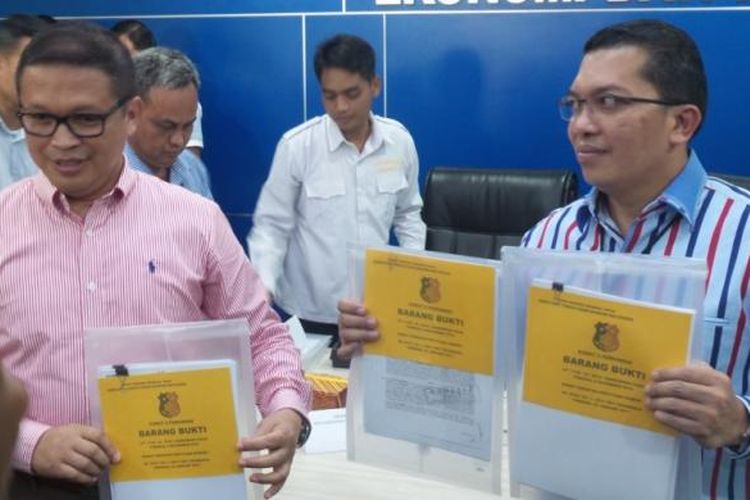 Direktur Tindak Pidana Ekonomi Khusus Bareskrim Polri Brigjen Pol Agung Setya (kiri) saat menunjukkan bukti kejahatan kasus dugaan pembobolan bank senilai Rp 836 miliar di Kantor Bareskrim Polri, Kamis (9/3/2017).